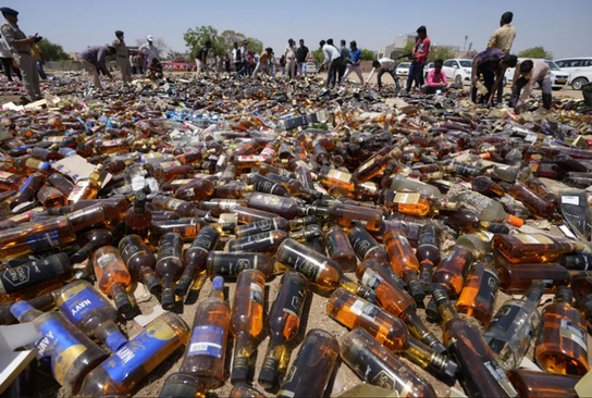 معدوم کردن هزاران بطری مشروبات الکلی از سوی پلیس در شهر احمدآباد هند. مشروبات الکلی در این ایالت غربی هند ممنوع است./ آسوشیتدپرس