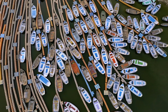 قایق های چوبی روی رود یامونا در هند/ آسوشیتدپرس