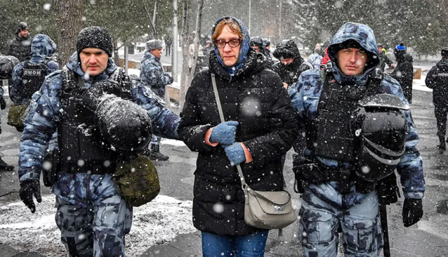 دستگیری معترضان به حنگ در شهر مسکو روسیه/ خبرگزاری فرانسه
