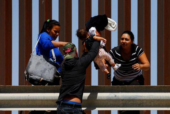مهاجران غیرقانونی در حال ورود به مرز ایالات متحده آمریکا/ رویترز