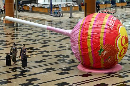 ماکت آب نبات چوبی بزرگ در فرودگاه بین المللی سنگاپور/ خبرگزاری فرانسه