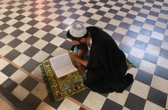 تلاوت قرآن در ماه رمضان در مسجدی در شهر کلکته هند/ نورفوتو