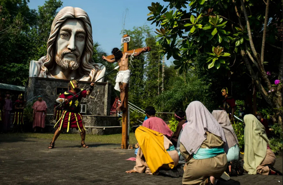 بازسازی صحنه به صلیب کشیده شدن حجضرت مسیح (ع) برای مسیحیان کاتولیک اندونزی/ رویترز