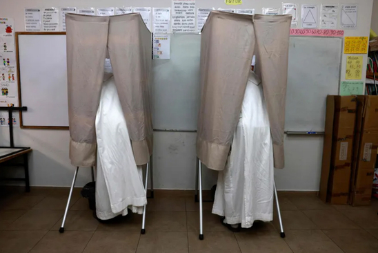  کشیش های فرانسوی در حال رای دادن در مرحله دوم انتخابات ریاست جمهوری فرانسه در یک حوزه رای گیری در شهر قدس/ خبرگزاری فرانسه