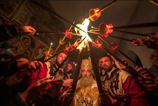 مسیحیان ارتدوکس در مقدونیه شمالی در حال حمل مشعل مقدس در مراسم آیینی