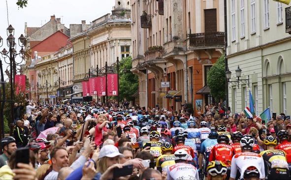 مسابقات تور بین المللی دوچرخه سواری در مجارستان/ خبرگزاری فرانسه