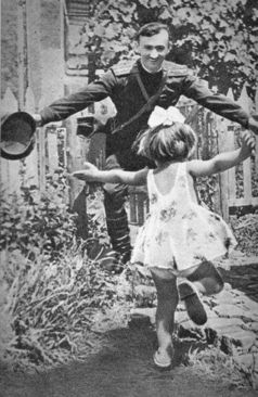بازگشت سرباز به خانه و ملاقات با دخترش پس از جنگ جهانی دوم. (1945) 