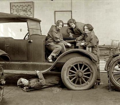 این دختران دبیرستانی پیشرو دوره تعمیرات خودرو را سپری می کنند. (1927) 