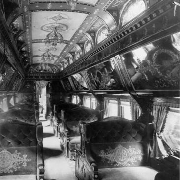 سفر با قطار در دهه 1890 میلادی. 