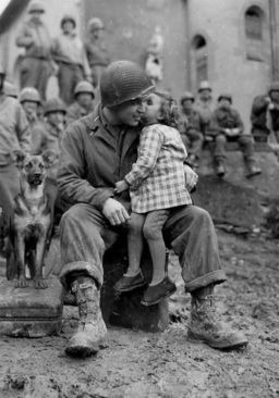 دختر بچه فرانسوی که سرباز آمریکایی را در روز ولنتاین می بوسد. (1945) 