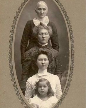 چهار نسل در یک قاب. ( حدود 1905) 