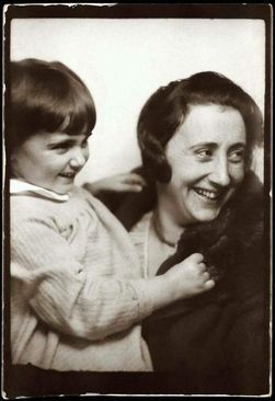 آنه فرانک همراه با مادر خود، ادیت. آنه فرانک نویسنده یهودی آلمانی بود که پس از مرگش به واسطه چاپ دفتر خاطرات روزانه اش با عنوان 