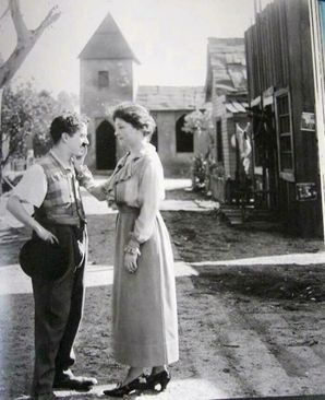 دیدار چارلی چاپلین، هنرپیشه انگلیسی، با هلن کلر، نویسنده نابینا و ناشنوا آمریکایی. (1919) 