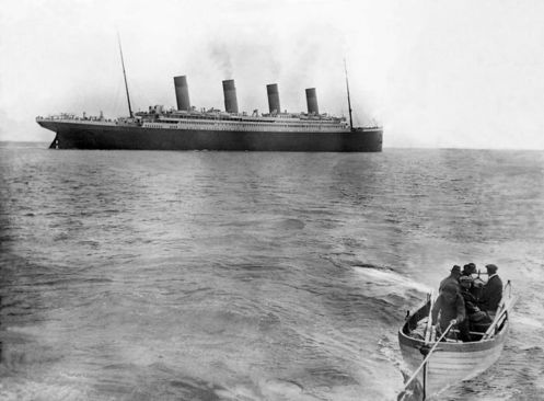یکی از آخرین عکس های گرفته شده از کشتی تایتانیک پیش از غرق شدن. (12 آوریل 1912) 