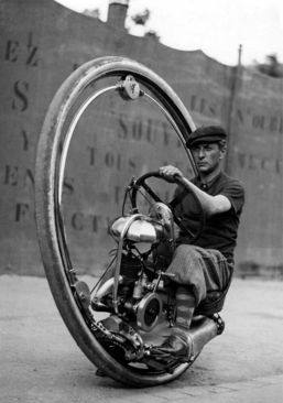دیوید چیسلاگی موتور تک چرخ خود را آزمایش می کند. (1933) 