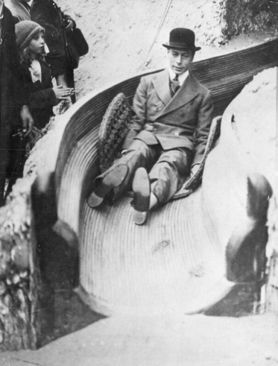 جورج ششم، پادشاه بریتانیا، در حال سرسره سواری. (1925) 
