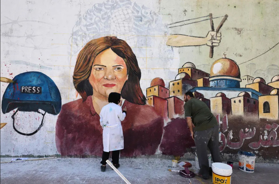 هنرمندان فلسطینی در نوار غزه در حال کشیدن نقاشی دیواری 