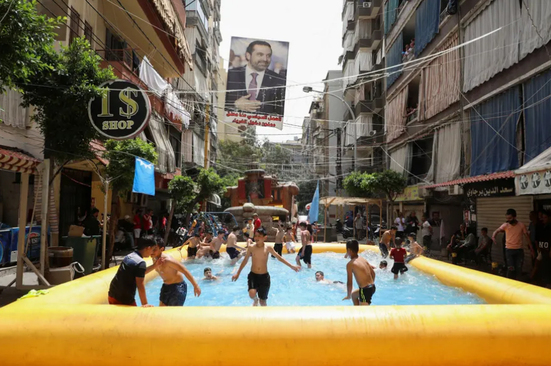 آب تنی کودکان در استخری بادی در شهر بیروت/ رویترز