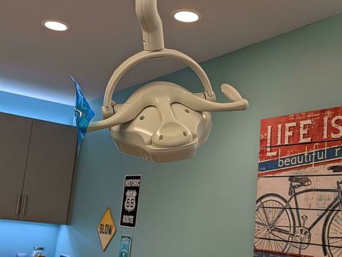 چراغ دندانپزشکی که شبیه سر گاومیش به نظر می رسد. 