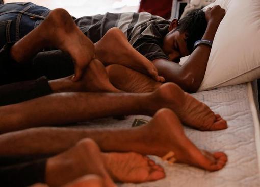 معترضان سریلانکایی در تخت خواب رییس جمهوری فراری این کشور در کاخ ریاست جمهوری در شهر کلمبو خوابیده اند./ رویترز