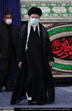 تصاویری از عزاداری رهبری در  حسنیه امام خمینی