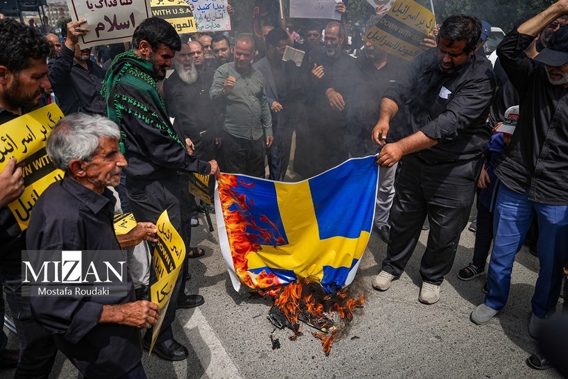 پرچم سوئد در تهران به آتش کشیده شد!