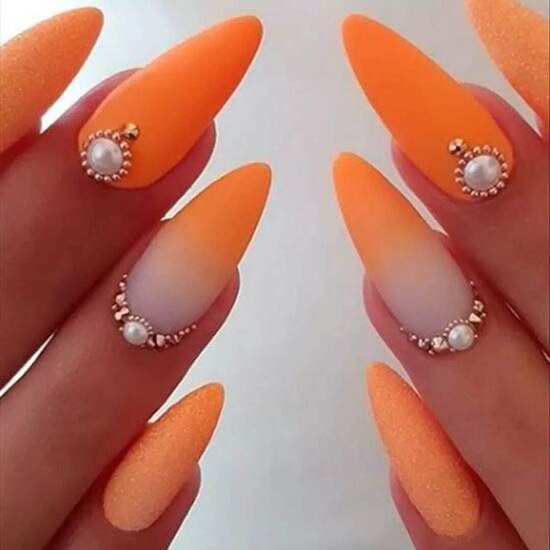 شیک ترین مدل های ناخن رنگ سال 2024