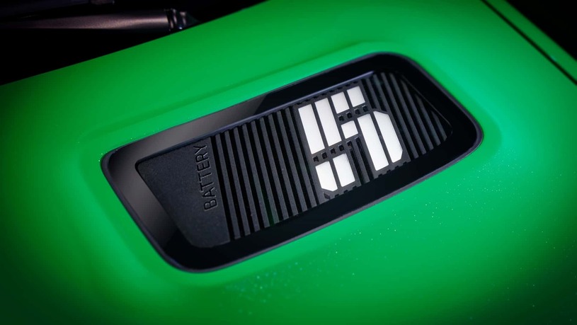 لوگوی عدد 5 روی درپوش موتور در واقع چراغ نشانگر میزان ذخیره انرژی است که زیبایی خلاقانه ای به این قسمت از خودرو داده است.
