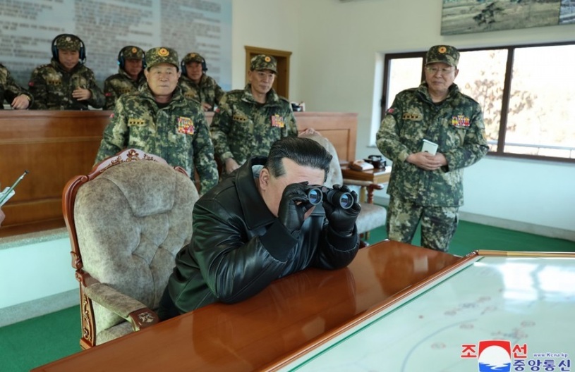 بازدید رهبر کره شمالی از پایگاه اموزش نظامی