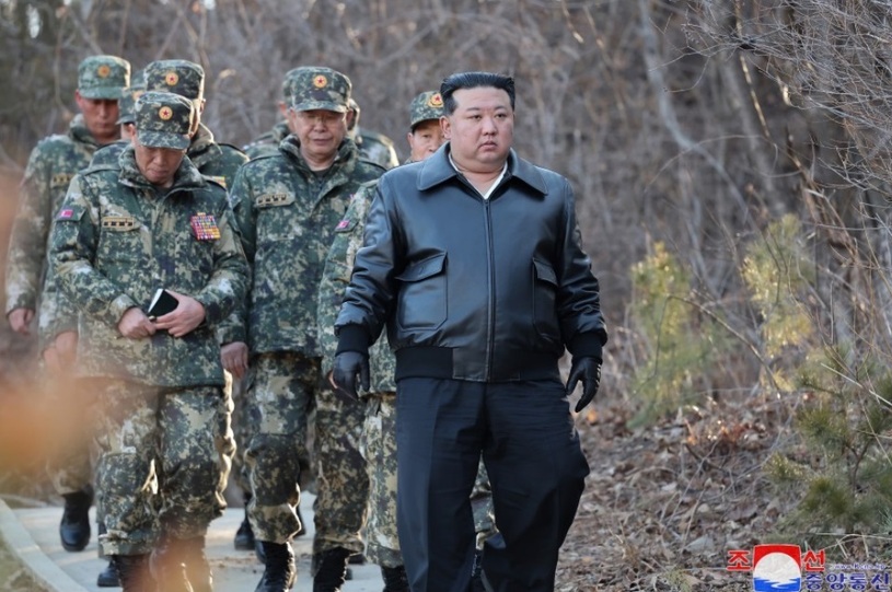 بازدید رهبر کره شمالی از پایگاه اموزش نظامی