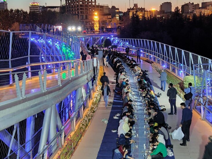 تصاویر سفره افطاری ساده روی پل طبیعت