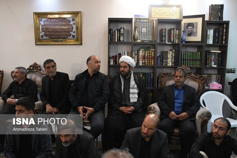 حضور مردم اصفهان در منزل سردار شهید زاهدی