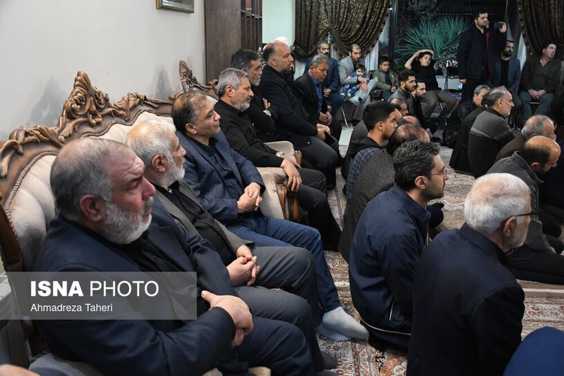 حضور مردم اصفهان در منزل سردار شهید زاهدی