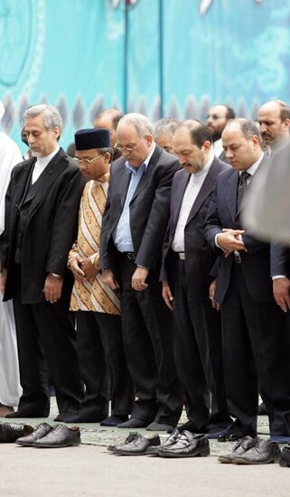 اقامه نماز عید فطر به امامت رهبری