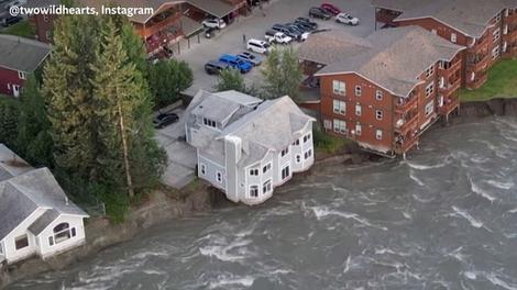 لحظه سقوط یک خانه کامل در رودخانه آلاسکا