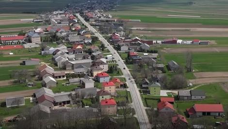 روستای سوووشووا لهستان در امتداد یک جاده ۹ کیلومتری