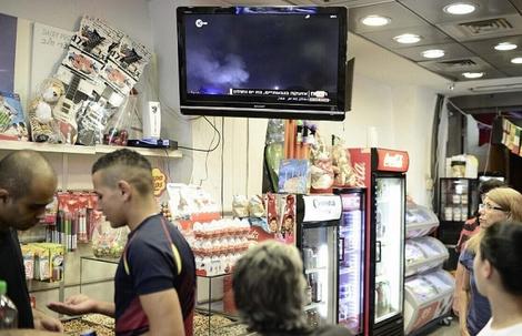 هجوم مردم اسرائیل به فروشگاه ها برای خرید مواد غذایی