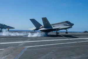 لحظه فرود جنگنده پیشرفته F-35C روی ناو آمریکایی جان اف. کندی؛ نخستین فرود تاریخی!