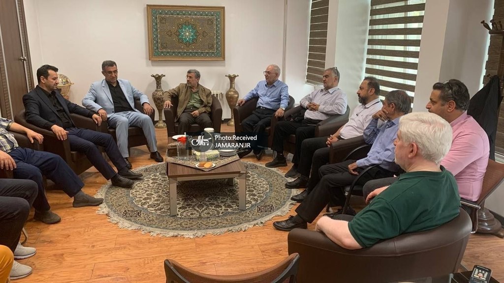 احمدینژاد با دوستان و همکارانش دیدار کرد احمدینژاد با دوستان و همکارانش دیدار کرد