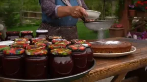 تهیه مارمالاد با توت فرنگی تازه در یک روستای آذربایجان