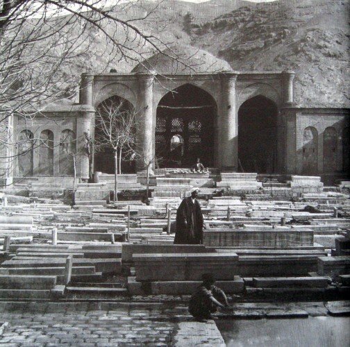 تصویری از آرامگاه حافظیه در دوره قاجاریه تصویری از آرامگاه حافظیه در دوره قاجاریه