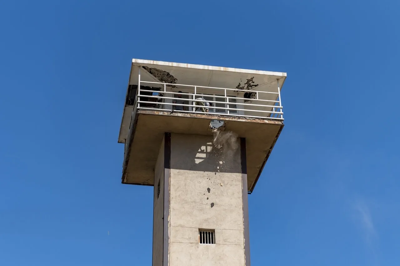 برجک زندان رجایی‌شهر فروریخت
