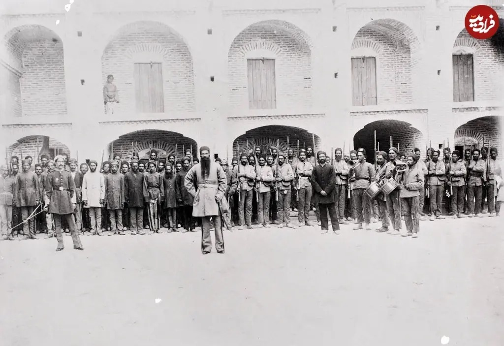 عکس یادگاری «دستۀ نظامی‌ها و گروه موسیقی»؛ دوران قاجار