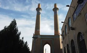 منظرۀ یک کوچه در اصفهان و مناره‌های دارالضیافه؛ 115 سال قبل