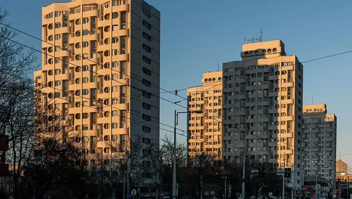 یک مجموعه مسکونی در لهستان مشهور به توالت فرنگی/ این ساختمان برای تریپوفوبیا خطرناک است! (+عکس)