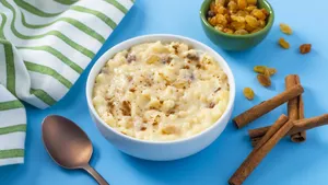 طرز تهیه پودینگ برنج؛ دسری آسان و مقوی