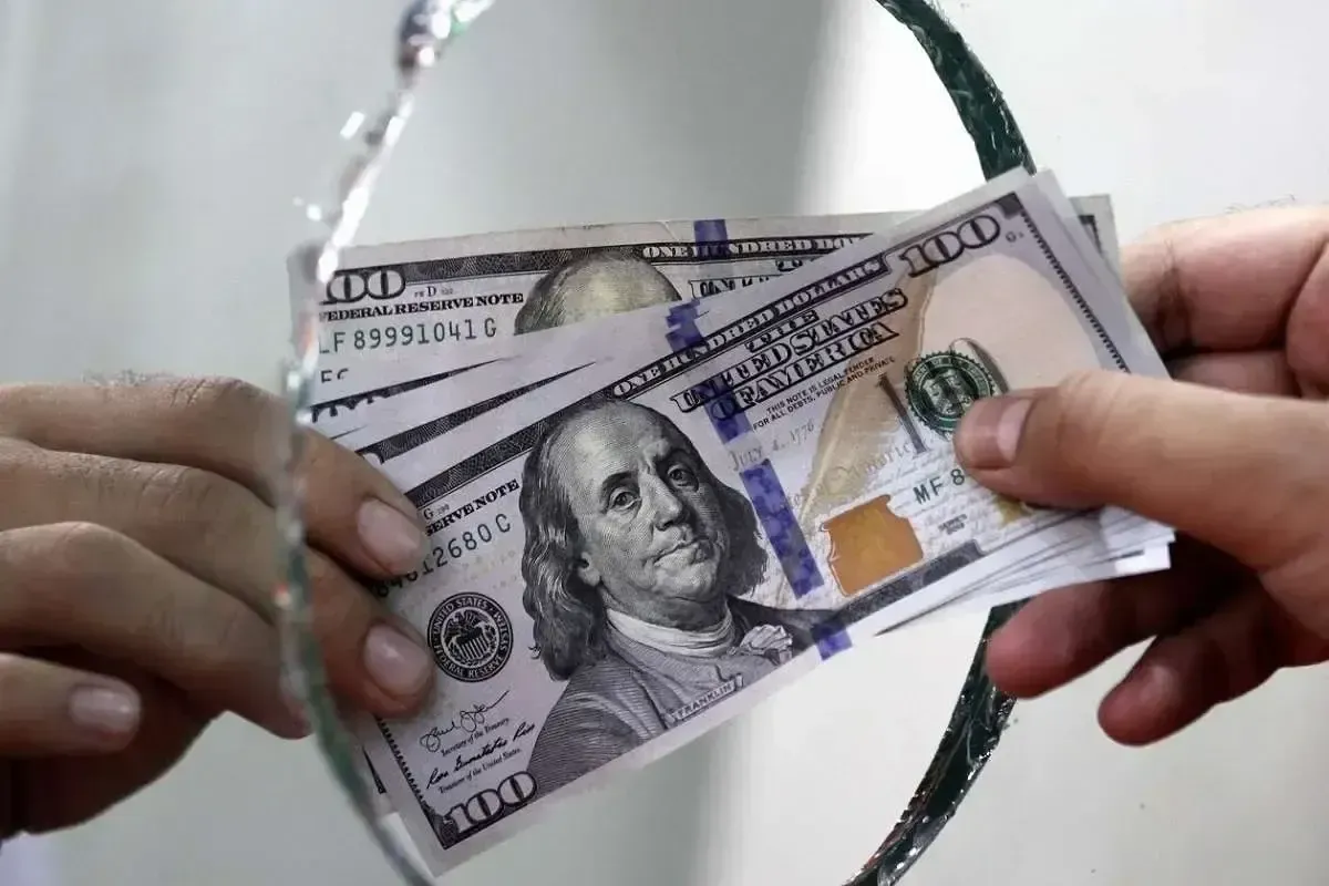 بانک مرکزی: فروش ۱۰ هزار دلار ارز با کارت ملی همچنان ادامه دارد