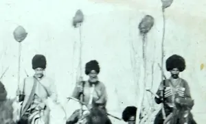سرهای راهزنان خراسان روی نیزه سربازان شجاع‌الممالک (عکس)