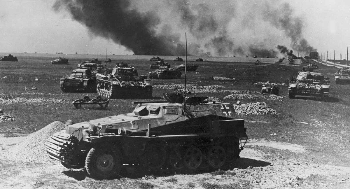 تانک‌ها و خودروهای زرهی آلمانی در نزدیکی اسلوتسکِ بلاروس، در جریان عملیات بارباروسا، سال ۱۹۴۱