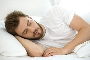 ۲ دلیل برای اینکه باید به پهلوی چپ بخوابید
